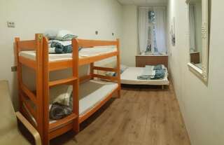 Хостелы Martas Street Hostel Рига Кровать в общем 4-местном номере для мужчин и женщин-1